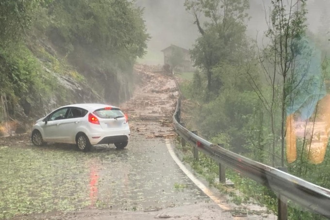 Alta Val Brembana isolata per una frana, tetti divelti a Osio: i disastri del maltempo