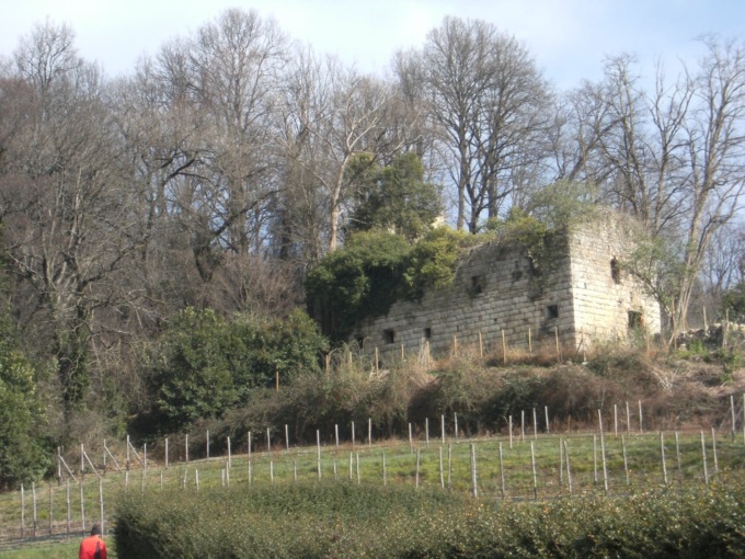 Bene il recupero del Castello dell’Allegrezza, ma non si trasformi il sentiero in una strada!