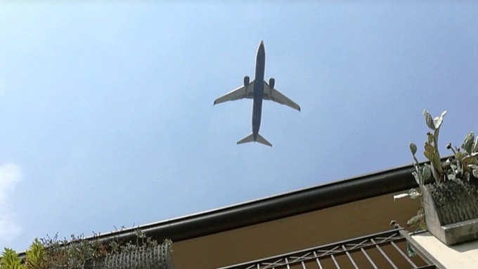 Aeroporto, altro appello dei cittadini: «Rumore oltre i limiti, chiediamo interventi e stop la notte»