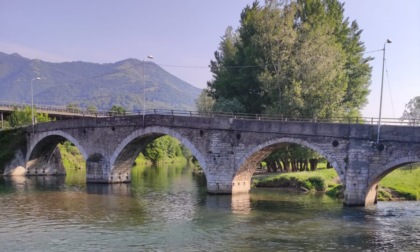 Nembro, allarme per i tuffi dal ponte romanico: l'appello del sindaco ai ragazzi