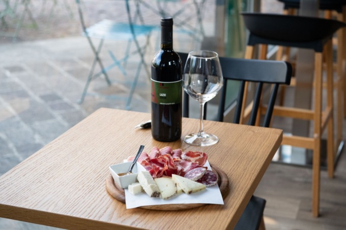 Un piccolo chiosco con una grande passione: un brindisi al Vinaino, a Montello