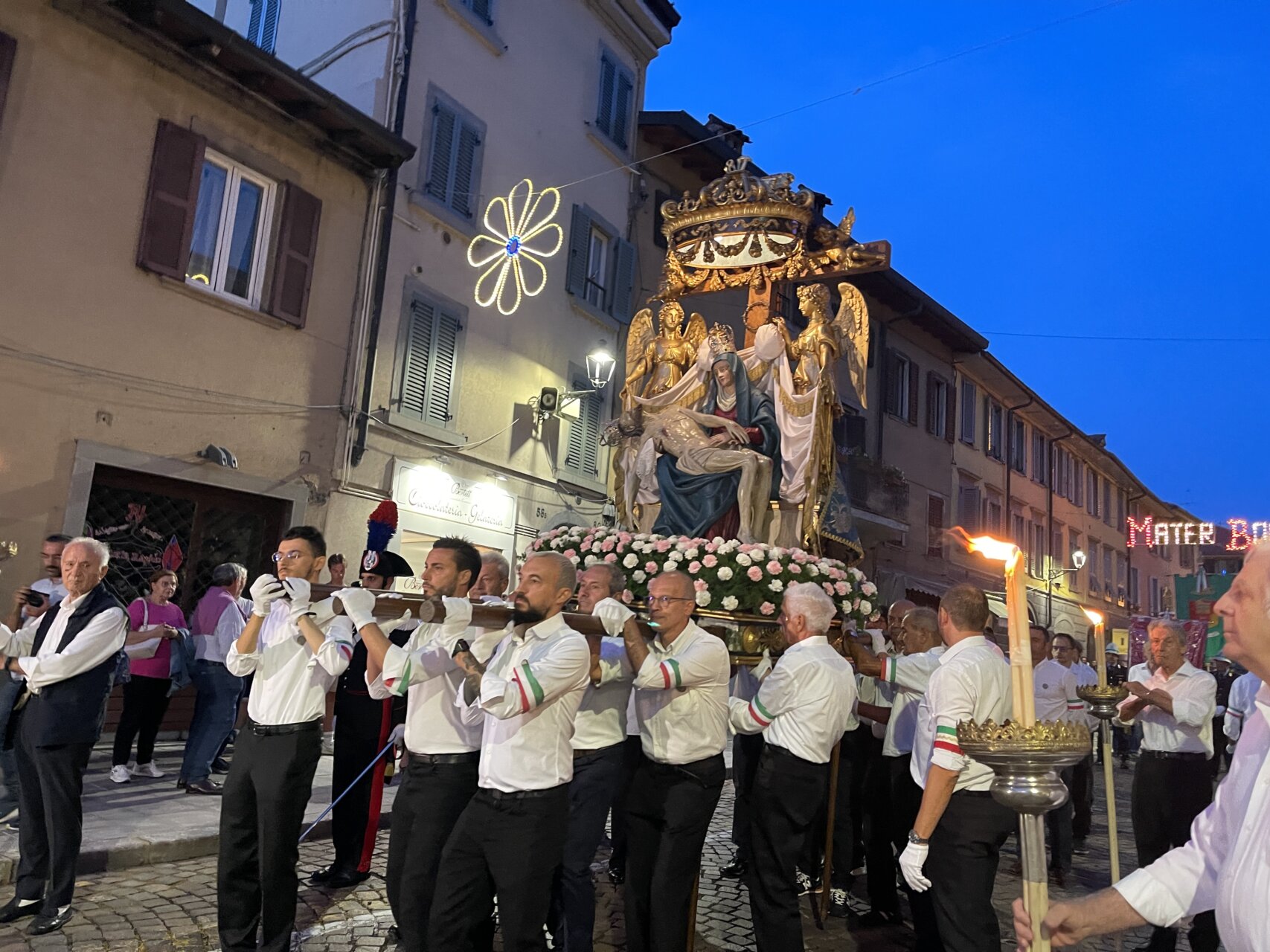 Il gruppo portatori alla solenne processione dell’Addolorata