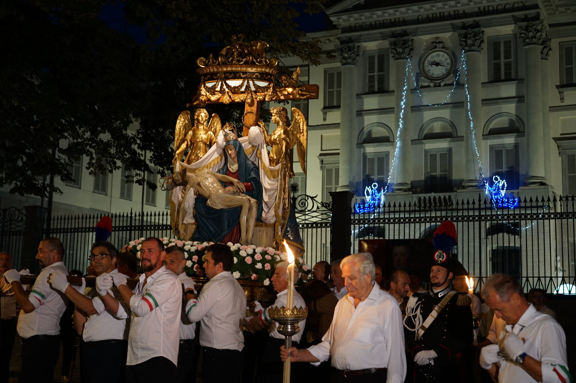 La processione sosterà anche davanti all’Accademia Carrara