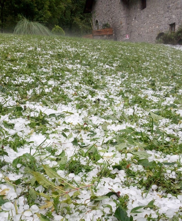 Pascoli coperti da grandine in Valle Brembana