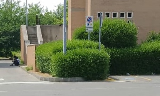 Romano, 159 profughi all’ex hotel invece di 25. Il sindaco: «Gestione inadeguata»