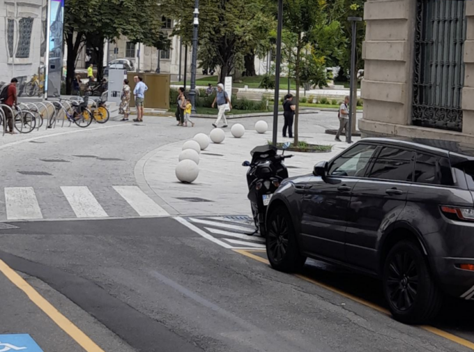 Pedoni a rischio all’incrocio tra via Crispi e Sentierone. Zenoni: «Segnaletica sufficiente»