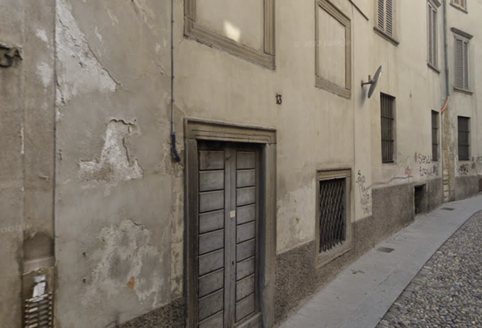 Boato e fiammata in un palazzo di via San Tomaso: tre operai feriti