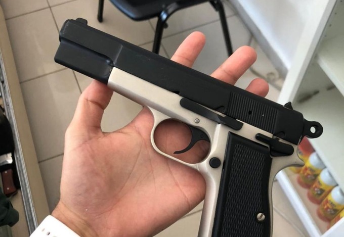 Minorenne posta immagine con una pistola: gli bussa alla porta la polizia locale