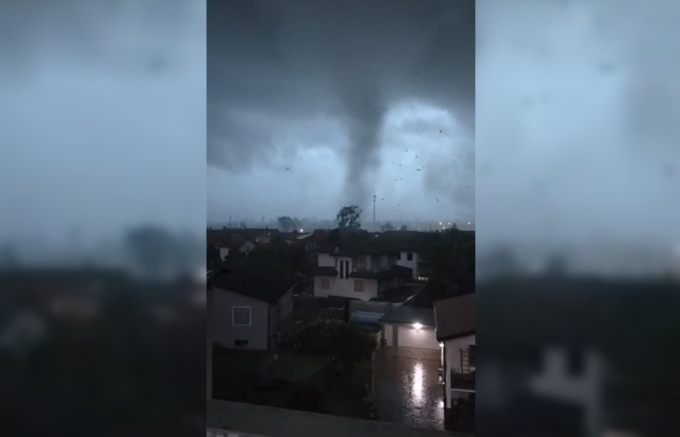 Le impressionanti immagini del tornado a Cernusco sul Naviglio. Disastri anche a Trezzo
