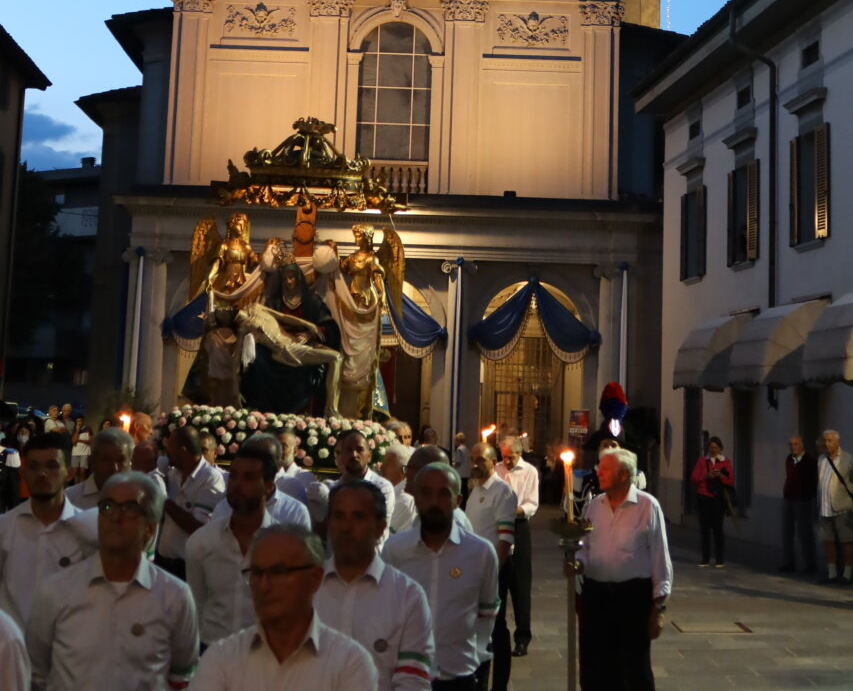 Una foto suggestiva della processione della Festa dell’Apparizione