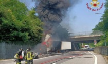Scontro frontale sulla statale 42 a Brusaporto, auto in fiamme: conducente carbonizzato