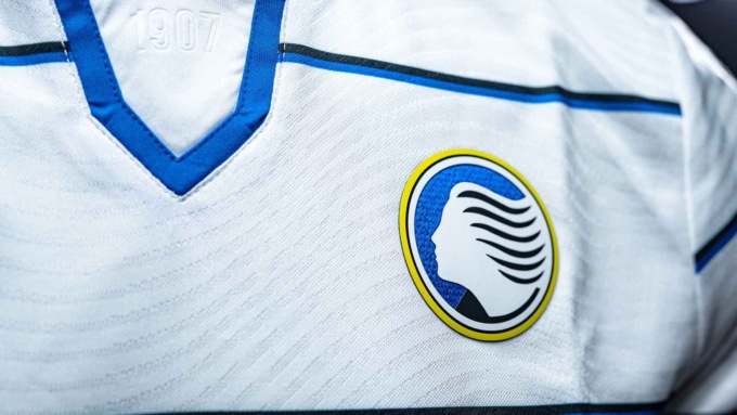 Il logo sulla nuova seconda maglia dell’Atalanta è sbagliato? No, parola di collezionista