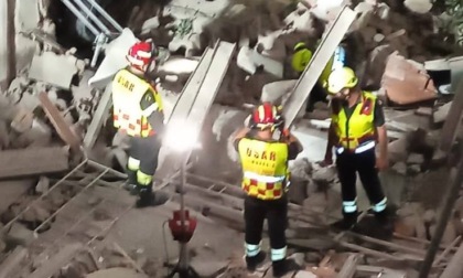 Crolla una palazzina a Milano: squadre dei vigili del fuoco di Bergamo al lavoro