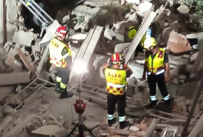 Crolla una palazzina a Milano: squadre dei vigili del fuoco di Bergamo al lavoro