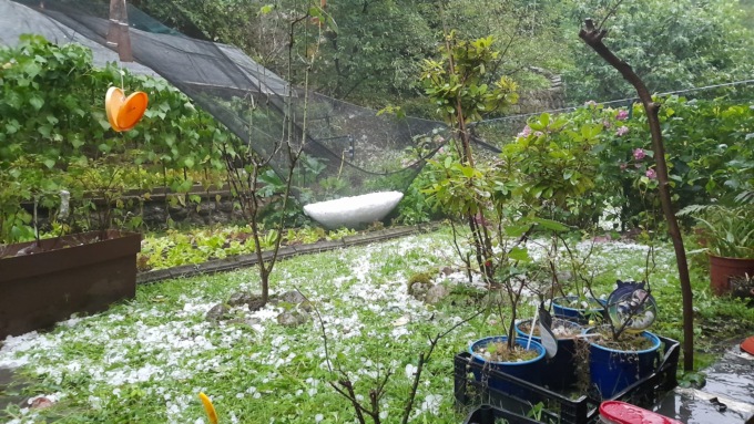 La grandine si abbatte sulle valli bergamasche e i paesi del Sebino: il video e le foto