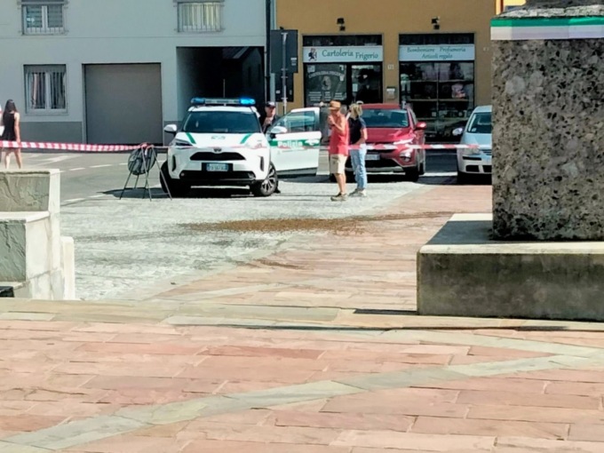 Sciame impressionante di api in piazza Alpini a Sorisole: area transennata