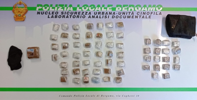 Il mezzo chilo di hashish sequestrato dalla Locale e il ladro incastrato da un selfie