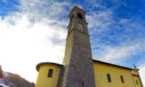 Bloccato sul campanile, ma è una dimostrazione del Soccorso alpino a Selvino