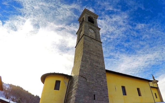 Bloccato sul campanile, ma è una dimostrazione del Soccorso alpino a Selvino