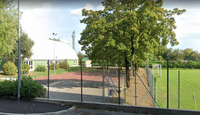 La raccolta firme per “salvare” verde e campi sportivi a Colognola: «Rimangano a disposizione dei residenti»