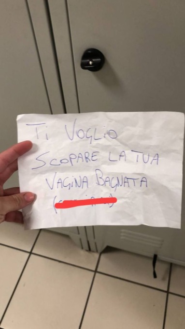 In via San Bernardino a Bergamo c’è un molestatore che lascia bigliettini aberranti