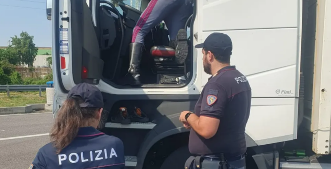 Controlli della Polizia stradale lungo la A4: un camionista positivo alla cocaina