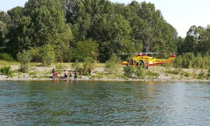 Si tuffa nell'Adda e sbatte la testa contro una roccia: grave 31enne