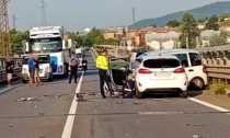 Frontale tra tre auto e un tir a Nembro: traffico bloccato in Val Seriana