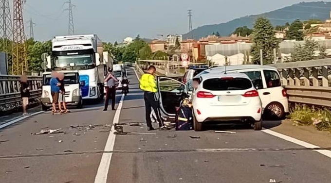 Frontale tra tre auto e un tir a Nembro: traffico bloccato in Val Seriana