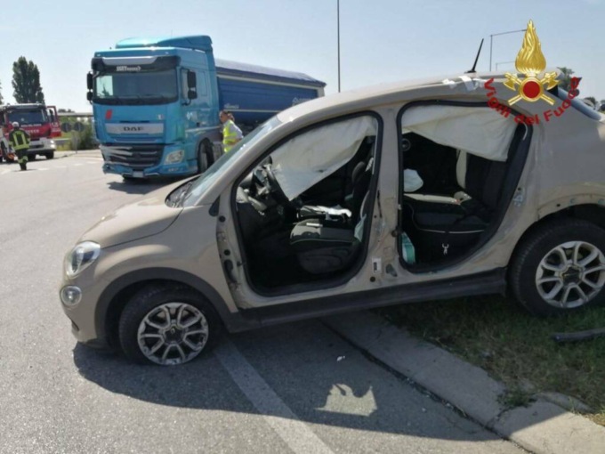 Schianto tra auto e camion sulla Provinciale a Sola, ferita una donna di 59 anni