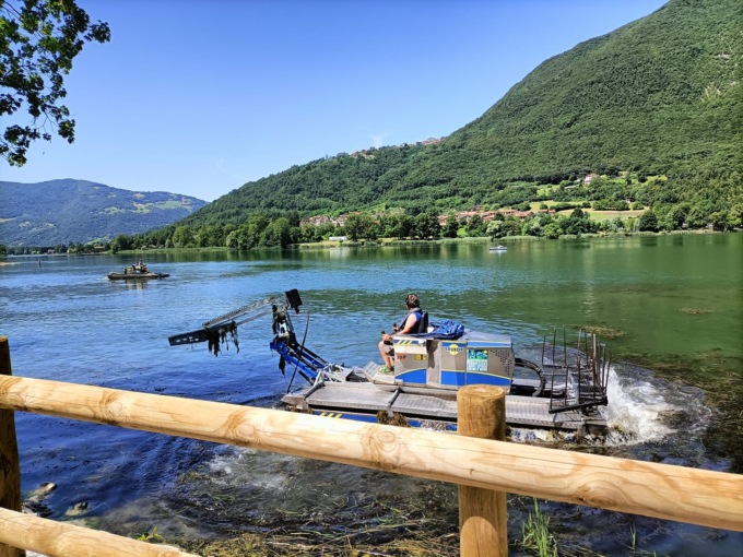 Imbarcazioni al lavoro contro le alghe al lago di Endine: eliminati già 200 quintali