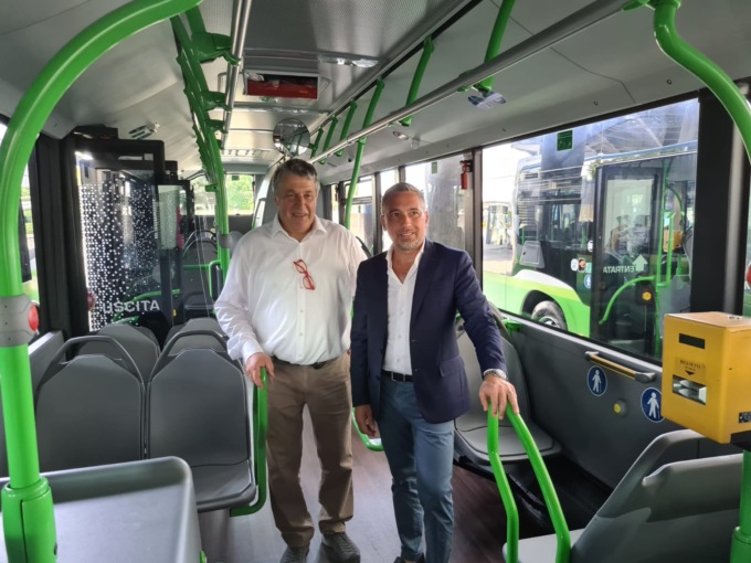 Consegnati 13 nuovi autobus amici dell’ambiente a Tbso e Locatelli, grazie a Regione