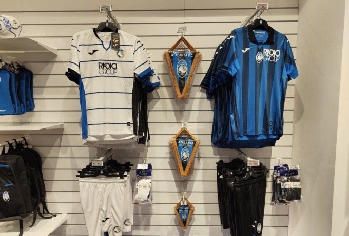 Foto e video delle nuove maglie dell’Atalanta per la stagione 2023/2024 (con tutti i particolari)