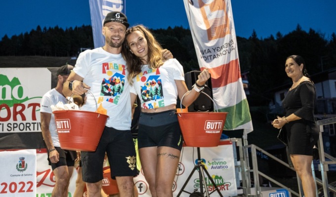 Sacchi di cemento in spalla e via: a Selvino torna la pazza corsa dei muratori