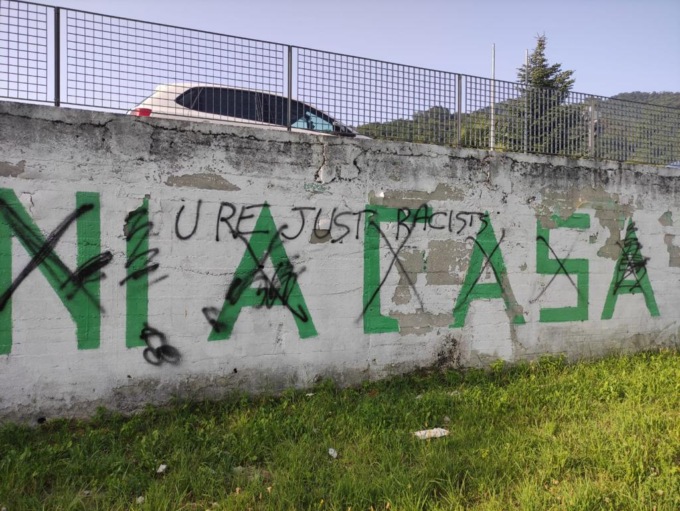 Sfregio alla Lega nel suo luogo simbolo: scritte avverse sul muro del pratone di Pontida