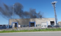 Martinengo, fiamme sul tetto di un'azienda: intossicati padre, figlio e un operaio
