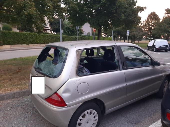 In piena notte prende a martellate nove auto posteggiate, arrestato un 36enne a Bariano