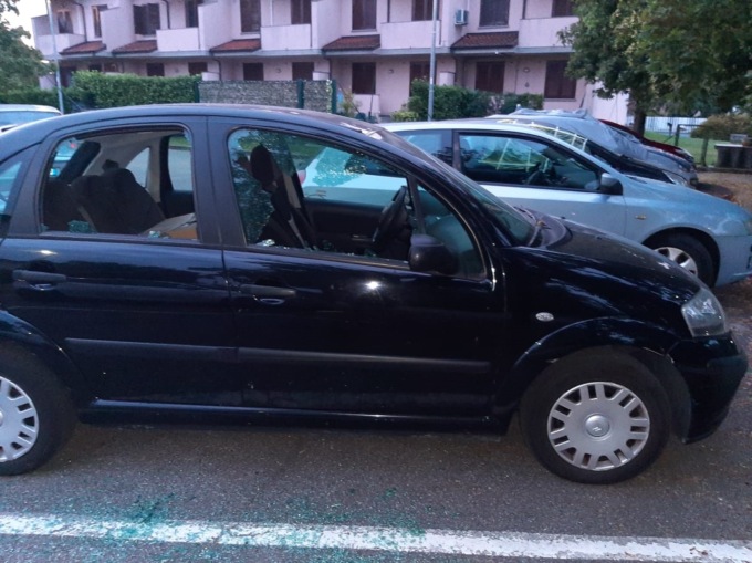 Prende a martellate nove auto a Bariano perché voleva vendicarsi di un ragazzo