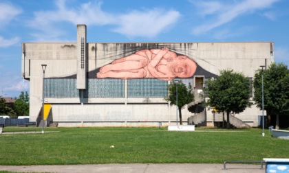 L'enorme e un po' inquietante murales ad Azzano: qual è il suo significato?