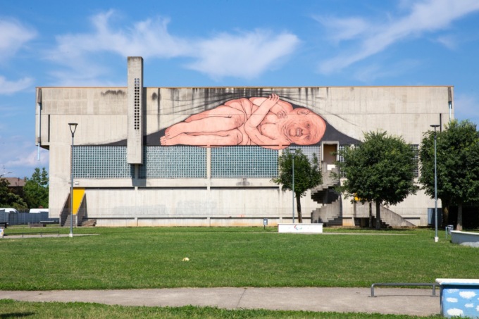 L’enorme e un po’ inquietante murales ad Azzano: qual è il suo significato?
