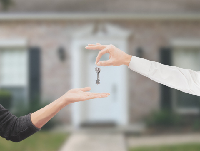 Gli propongono una casa, ma è una truffa: dalminese se ne accorge e denuncia
