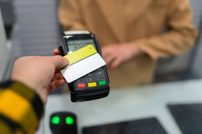 Tabaccheria in via Pignolo rifiuta pagamento con carta: «È un mio diritto. Segnalerò»