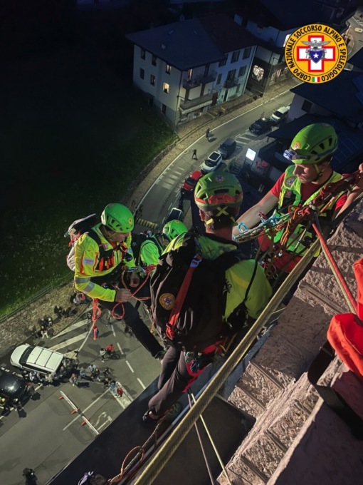 Bloccato sul campanile: folla per la dimostrazione del Soccorso alpino a Selvino