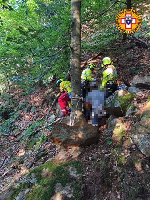 Ferito alla gamba e bloccato in zona impervia: recuperato fungaiolo a Valbondione