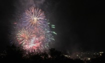 Il cielo di Borgo Santa Caterina si illumina dei fuochi d'artificio: in quindicimila ad ammirarli