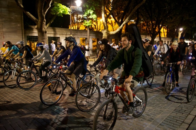 Favole di Cemento, in bicicletta a scoprire l’architettura con VeloNotte Bergamo