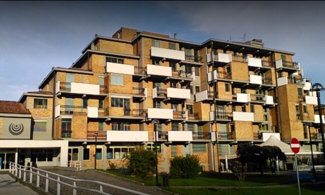 Fa irruzione in una casa di riposo di Treviglio, si spoglia e poi chiede (urlando) droga e sesso