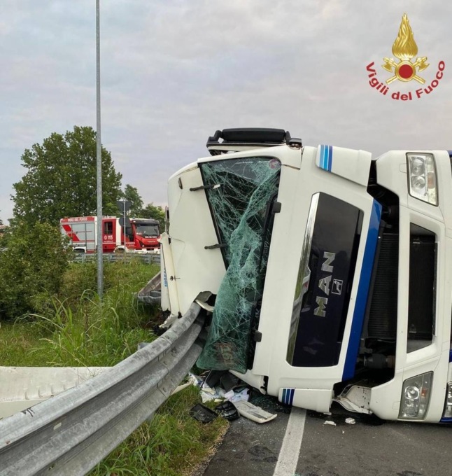 Camion si ribalta a Romano di Lombardia: domato principio d’incendio
