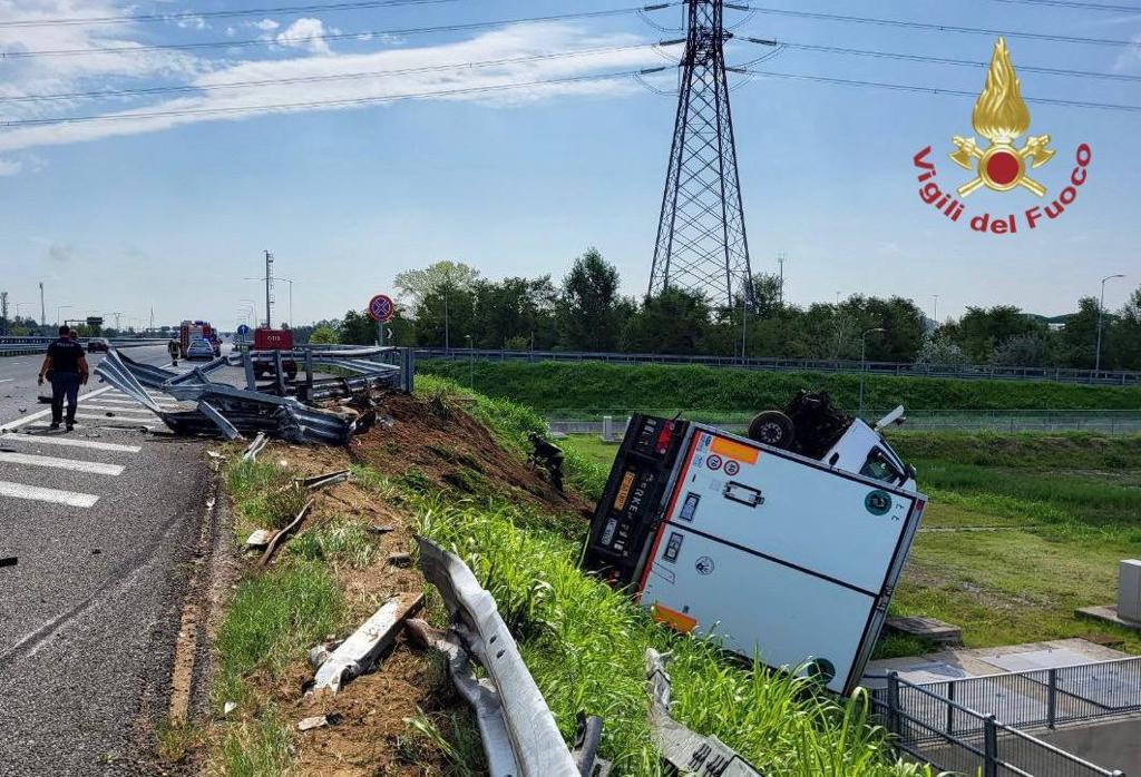 Un altro camion ribaltato, stavolta a Treviglio sulla Brebemi: ferito l ...