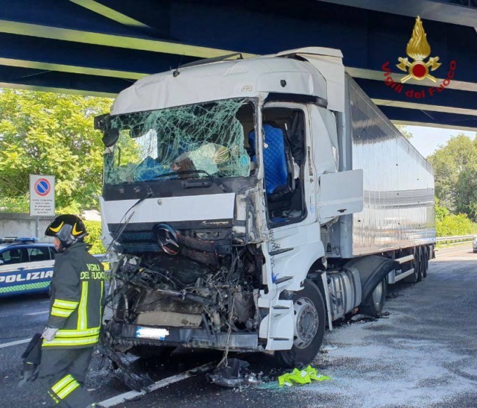 Incidente in A4 direzione Bergamo, chiuso il casello di Seriate. Feriti e traffico fermo a lungo